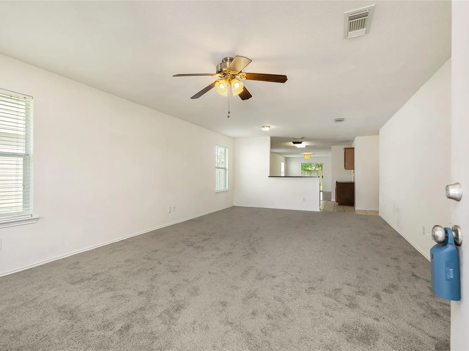 3 bed, 2.5 bath, 1715 sqft, $1,900 — Photo 4