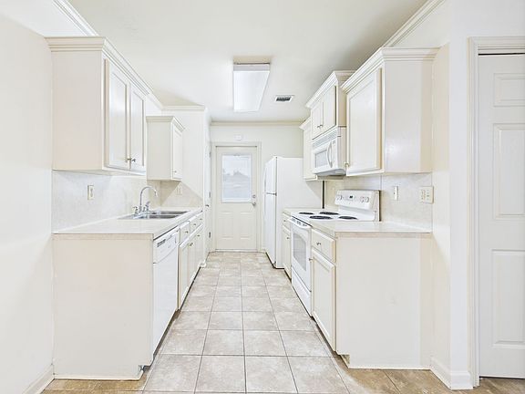 5th image of 109 Country Ln #B
