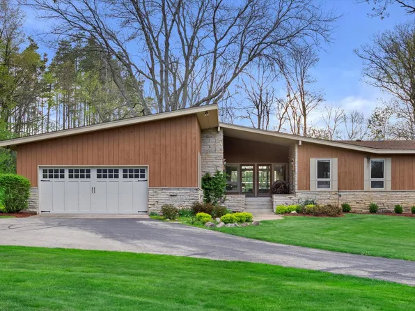 N8351 Weber LANE, East Troy, WI 53120
