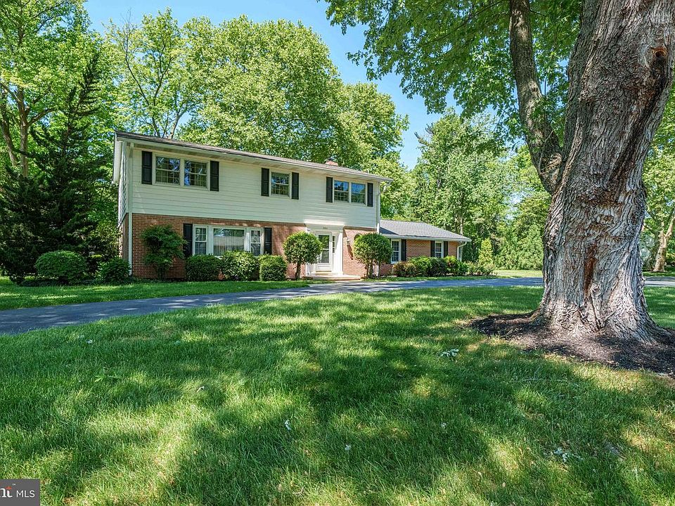 1st image of 206 E Fairways Cir