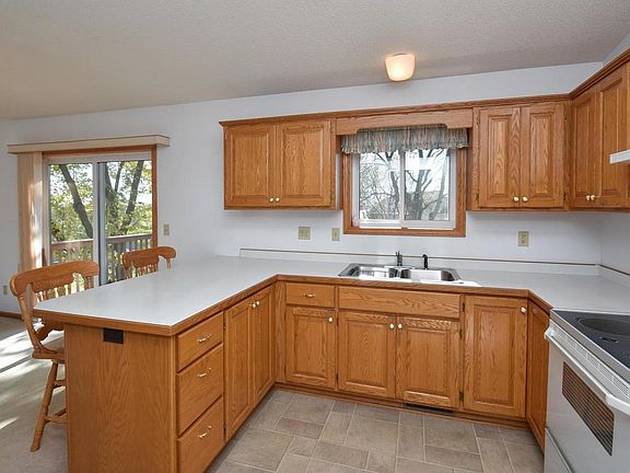 Lots of counter space in kitchen