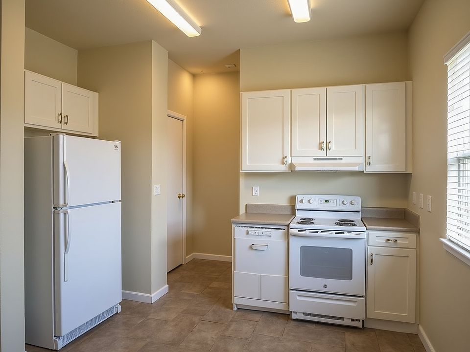 1st image of 100 Oak St