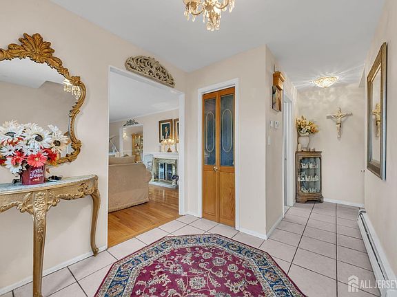 5th image of 12 Avon Way