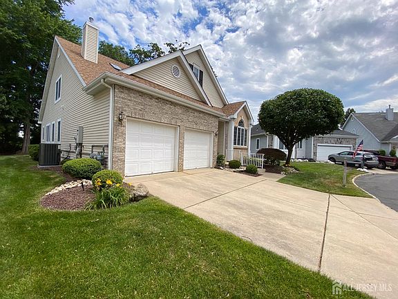 2nd image of 19 Dawson Ln