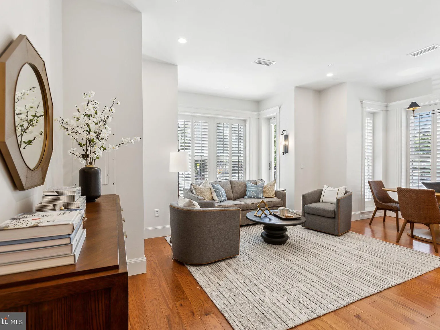 1 bed, 1.0 bath, 866 sqft, $4,000 — Photo 2