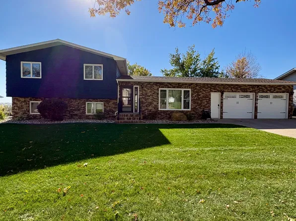 1709 Terrace Dr, Minot, ND 58703
