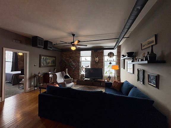 4th image of 109 E Grand River Ave