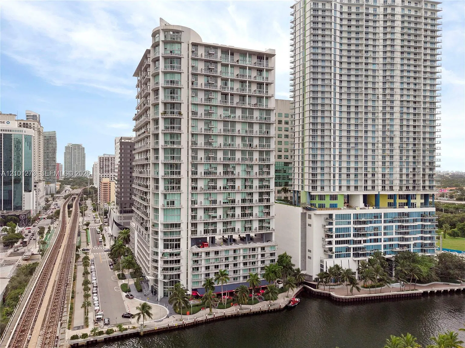 Neo Vertika Condo — Photo 2