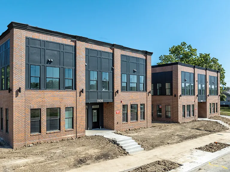 Forest Ave Rowhomes — Photo 12