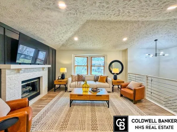 14824 Hillside Plz, Omaha, NE 68154