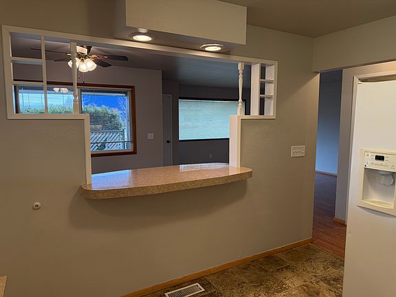 4th image of 606 S 44th Ave