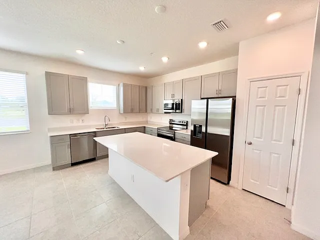 3 bed, 2.5 bath, 1800 sqft, $2,445 — Photo 3