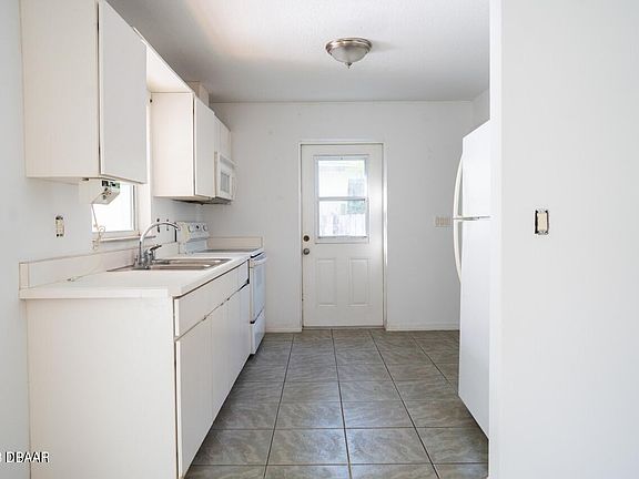 2nd image of 830 Oleander Ave