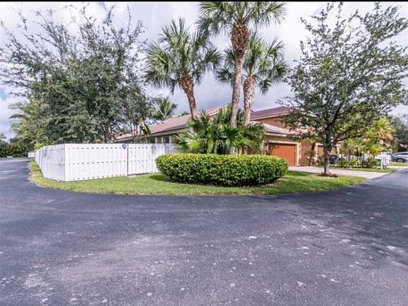 3rd image of 5292 SW 38th Avenue