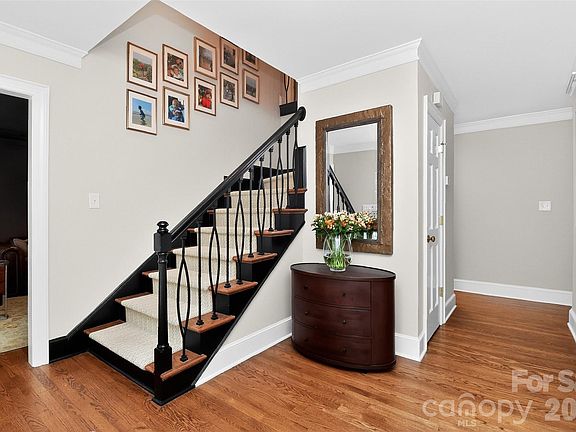 5th image of 300 Quill Ln