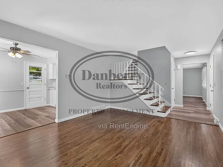 6946 Kinsman Dr — Photo 6