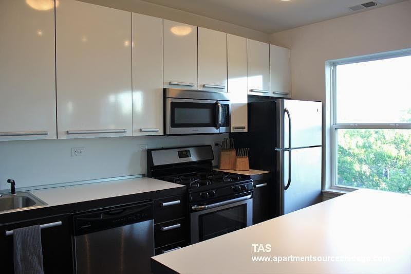 1st image of 1544 W Glenlake Ave APT 5E