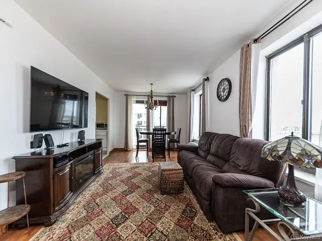 1 bed, 2.0 bath, 800 sqft, $7,500 — Photo 3