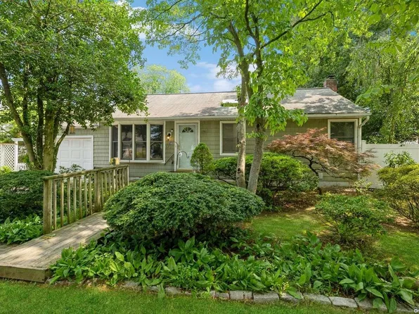 2 7th Avenue W, East Northport, NY 11731