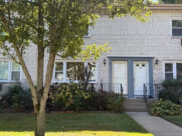 128 Cardinal Lane #128, Islip, NY 11751