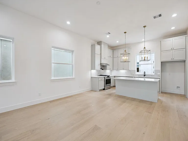 947 Blackshire Ln — Photo 16