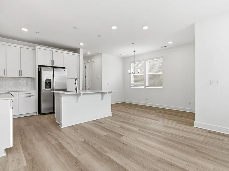 309 Lynwood Station Blvd — Photo 7