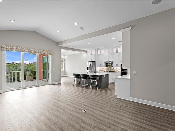 5th image of 11 FRANKLIN COURT S #C