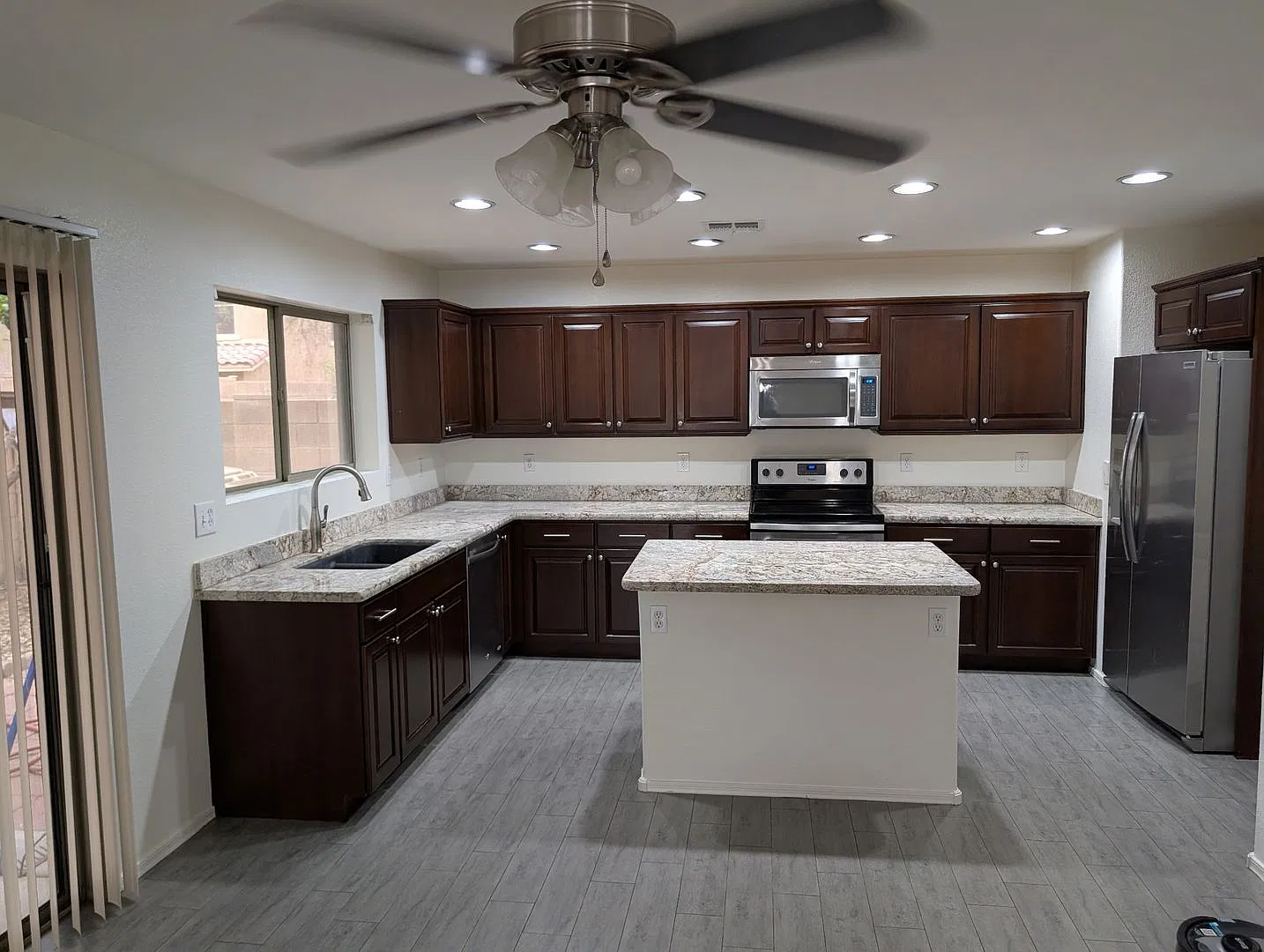 4 Bedroom 2.5 Bath Single Family Home In Peoria Madison Estates Community 2 Story — Photo 2