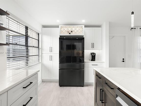 3rd image of 319 Preston E #319-H