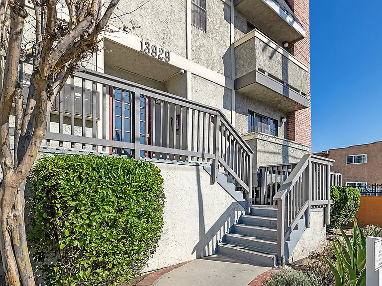 13929 Vanowen St — Photo 25
