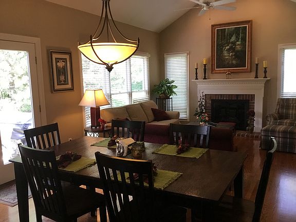 Diniing area w/ Hearth Room