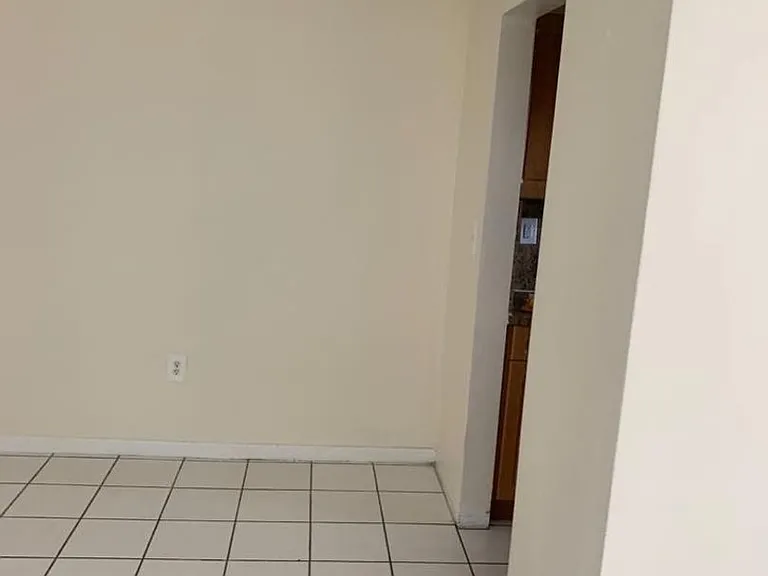Jaclyn Apartments — Photo 6