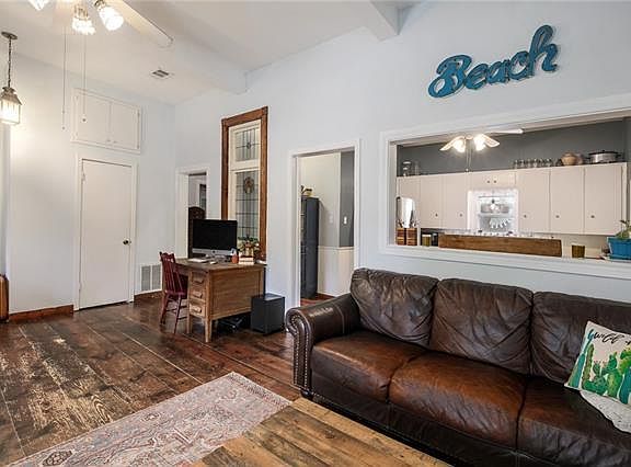 3rd image of 1003 E Austin Ave