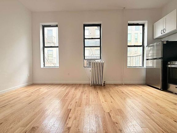 5th image of 323 W 42nd St APT 4r