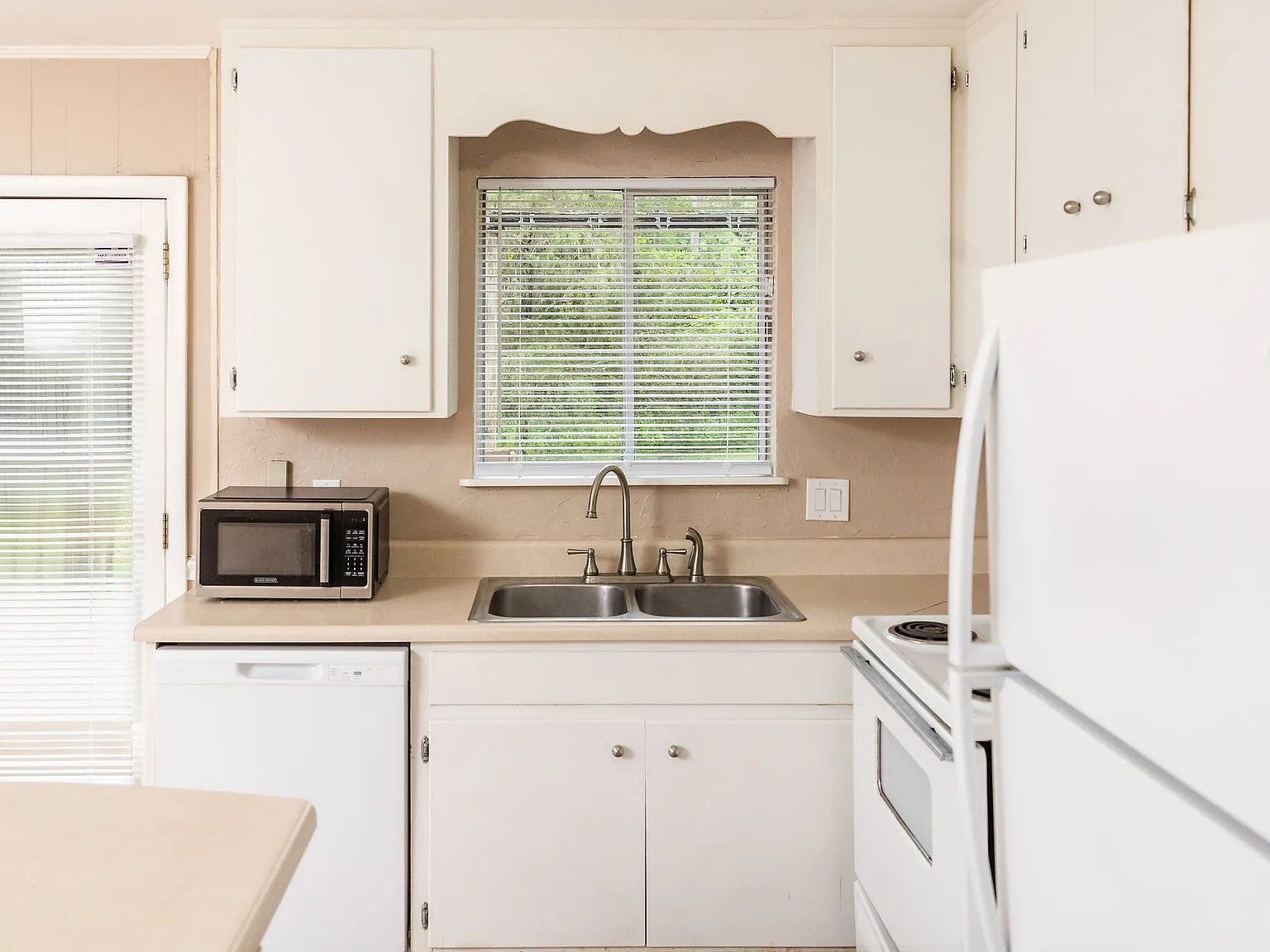 4 bed, 1404 sqft, $2,000 — Photo 3