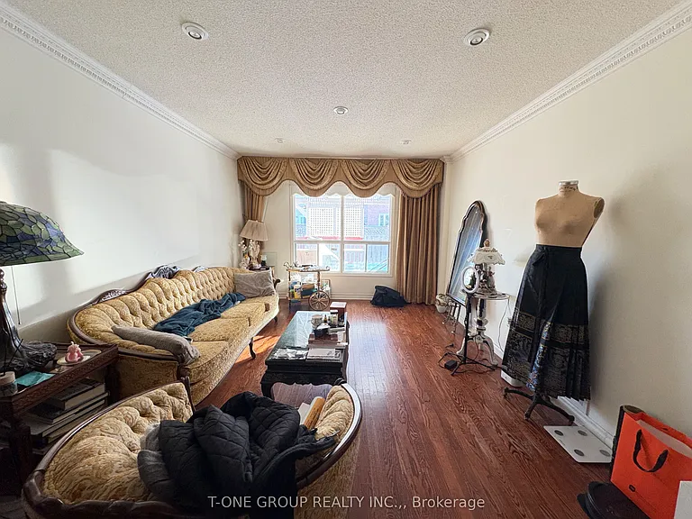 59 Chloe Cres #1 — Photo 4