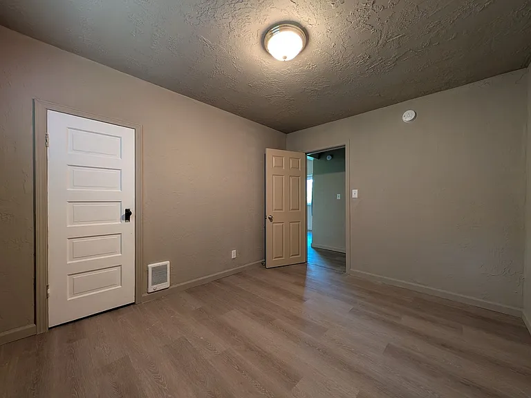 439 S 4th St — Photo 16
