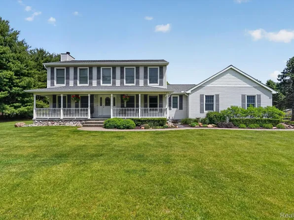 2724 Ore Valley Dr, Hartland, MI 48353