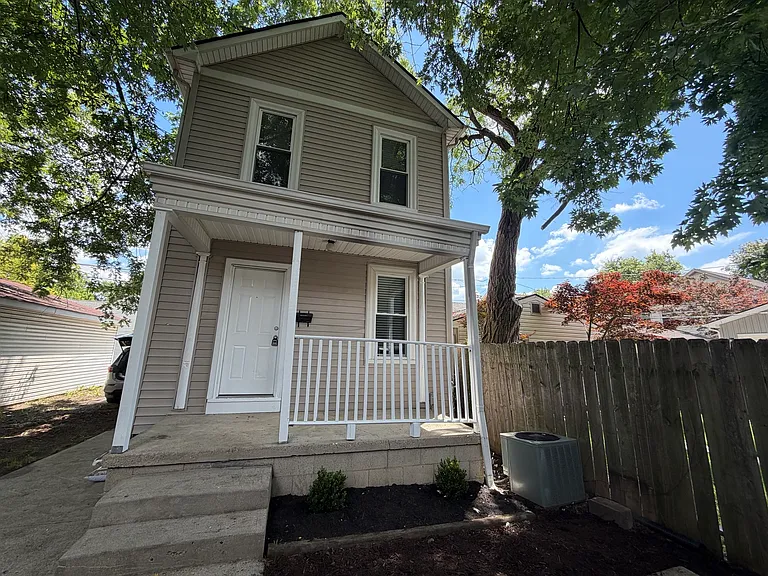 1068 Michigan Ave — Photo 2