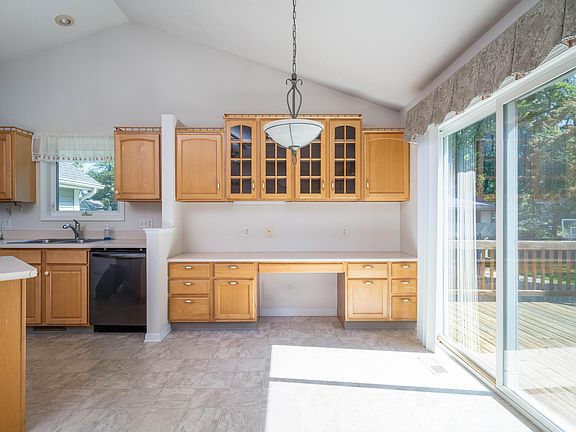 3rd image of 2710 Woodbine Ave