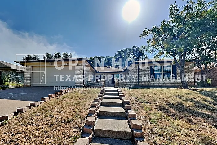 4 bed, 2.0 bath, 1844 sqft, $2,550 — Photo 1
