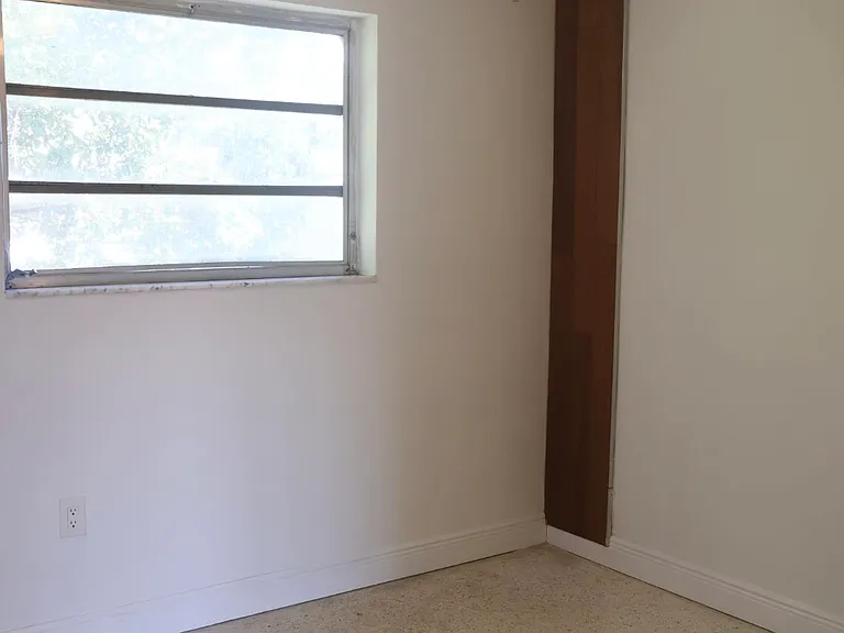 528 SW 6th St #6 — Photo 22