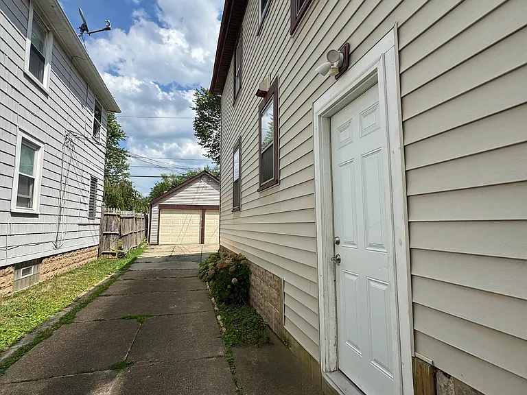 184 Hamilton Dr — Photo 3