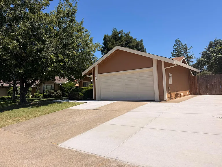 619 Willow Creek Dr — Photo 4