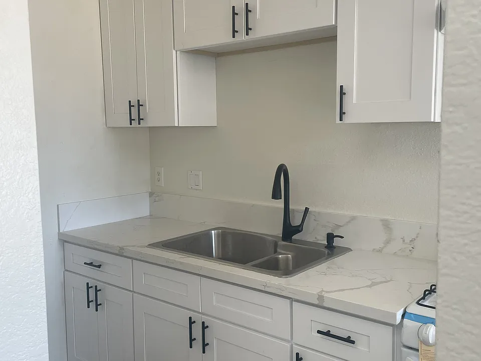 816 E Alvarado St #4