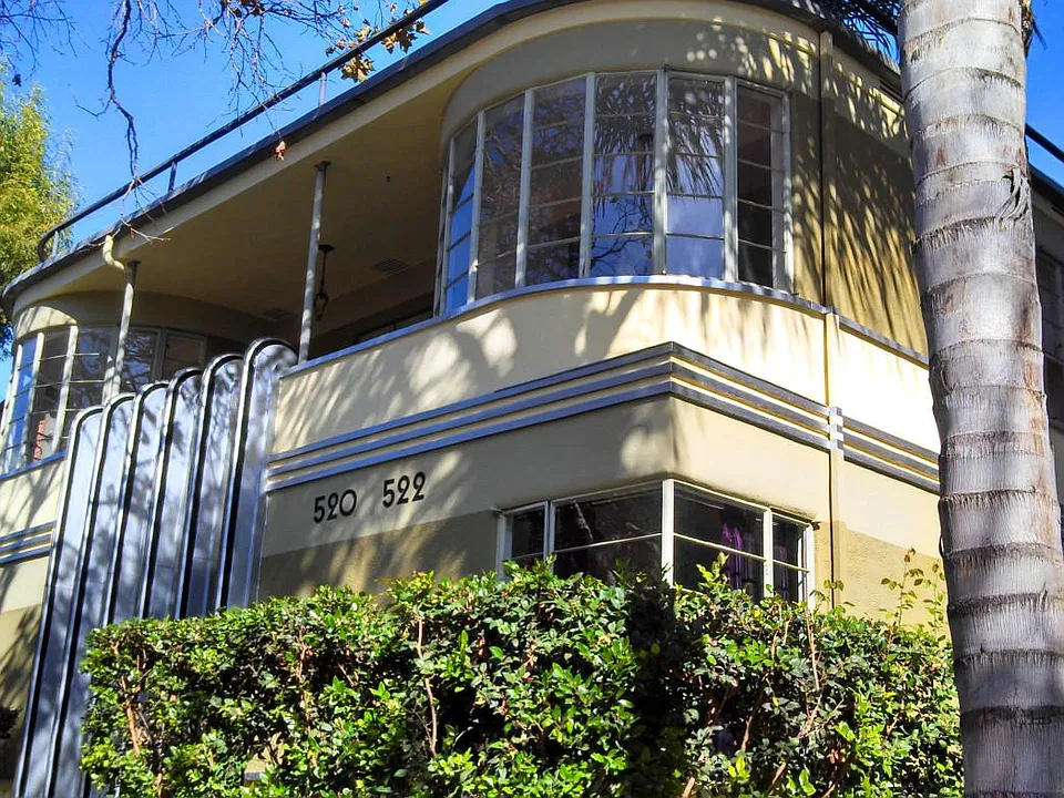 520 N Rossmore Ave #201