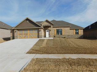 902 E Pinnacle St, Prairie Grove, AR 72753