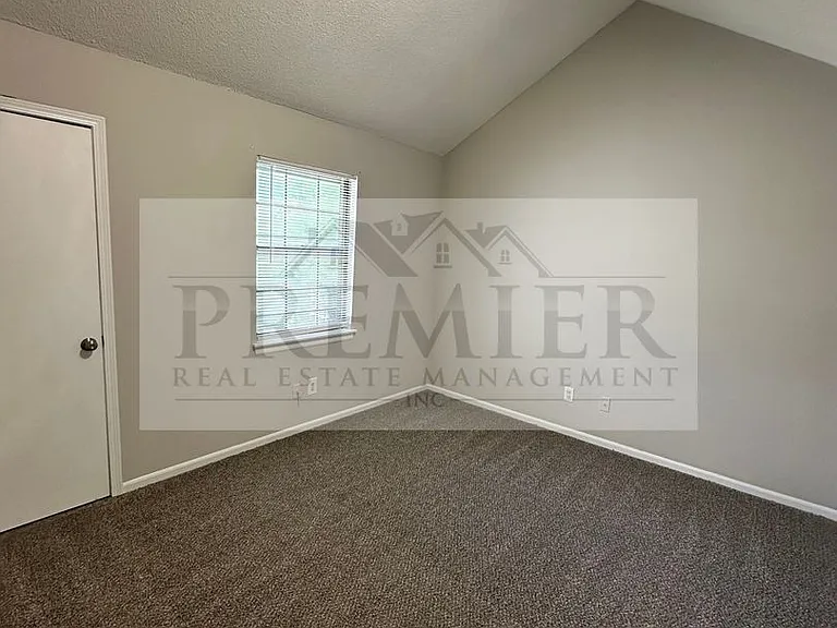 3562 NE Independence Ave, Lee's Summit, MO 64064 - 3 bed / 1.5 bath TH w/ single garage - Interio... — Photo 13