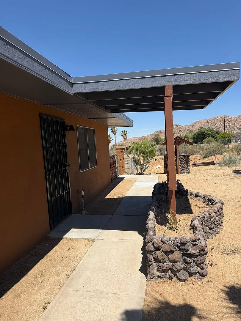 Building Photo - 61606 Adobe Dr