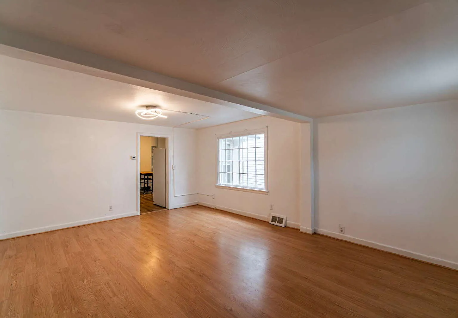 3 bed, 1.0 bath, 900 sqft, $530 — Photo 2